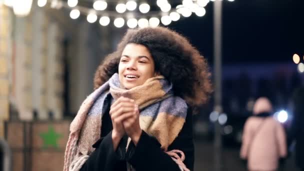 Mujer Feliz Sonriente Caminando Por Calle Tarde Disfrutar Vida Las — Vídeos de Stock