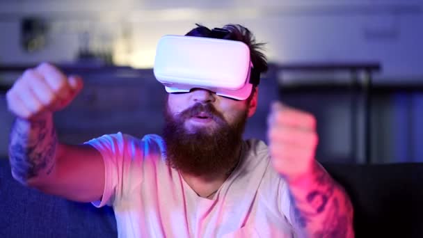 Evdeki Kanepede Oturan Rahatlayan Video Oyunları Oynayan Bir Adam Neon — Stok video