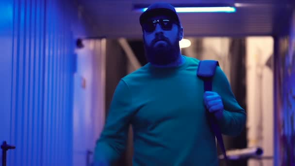 Knappe Man Met Een Baard Die Neon Lichttunnel Loopt Langzaam — Stockvideo