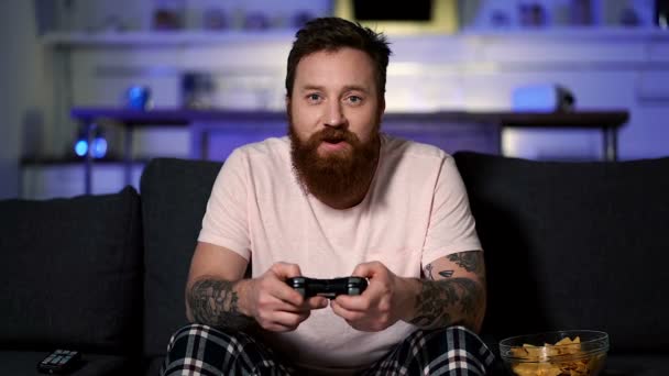 Homem Adulto Sentado Sofá Jogando Videogames Movimento Lento — Vídeo de Stock