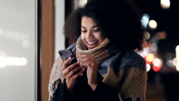Mujer Feliz Sonriente Sosteniendo Teléfono Inteligente Mensajes Texto Hora Noche — Vídeos de Stock