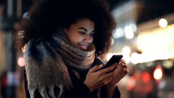 Close Retrato Jovem Afro Americana Segurando Smartphone Rua Noite — Vídeo de Stock