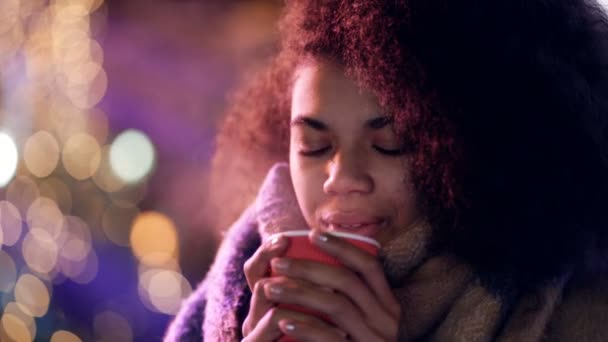 近照年轻的非洲裔美国女人喝热咖啡的肖像 寒假时间 — 图库视频影像