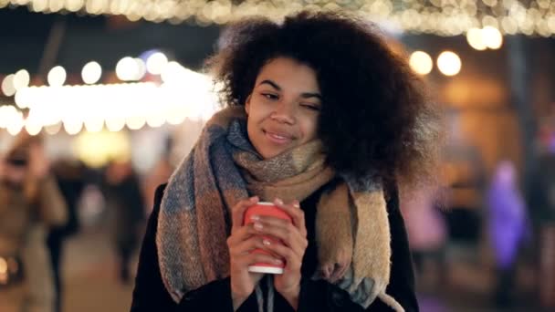 Šťastná Usměvavá Afro Americká Žena Stojící Večerní Ulici Držící Horkou — Stock video