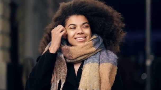 Feliz Joven Mujer Caminando Calle Tarde Disparo Mano — Vídeos de Stock