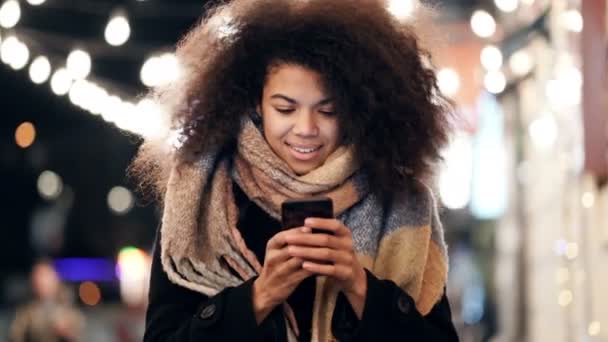Retrato Una Mujer Sonriente Parada Calle Con Smartphone Mirándolo — Vídeos de Stock