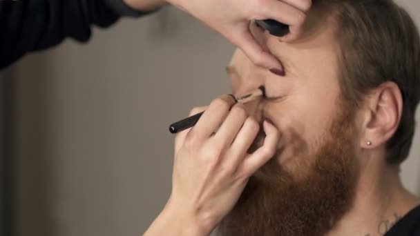 Modelo Masculino Durante Maquiagem Peocess — Vídeo de Stock