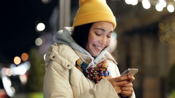 Sorrindo Mulher Asiática Com Smartphone Rua Noite Gimbal Tiro — Vídeo de Stock