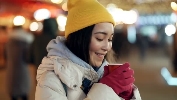 Retrato Mulher Feliz Sorridente Bebendo Chá Quente Café Livre Rua — Vídeo de Stock