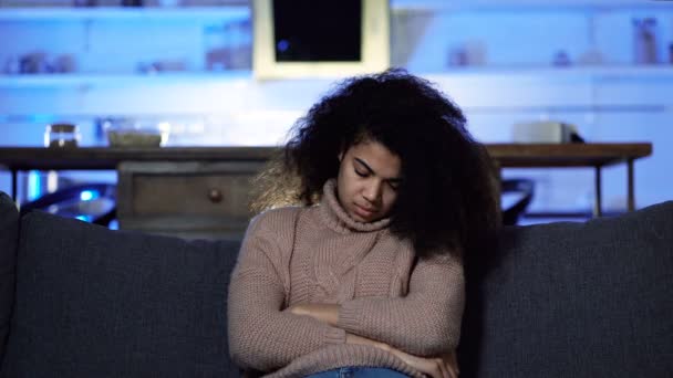 疲れて若いアフロ系アメリカ人の女性が眠りに落ちる夜家でテレビを見ながら — ストック動画