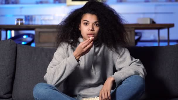 Joven Mujer Afroamericana Viendo Televisión Casa Emoción Tranquila Relajada — Vídeo de stock