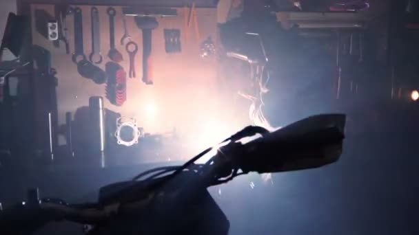 自転車修理店で金属修理部品を扱う溶接機 ジンバルが撃たれたスローモーション — ストック動画