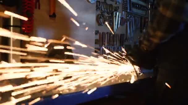 金属修理部品を研削労働者の男 飛行機は職場で火花を散らします スローモーション — ストック動画