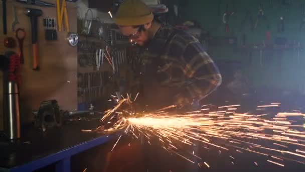 Дорослий Чоловік Працює Металом Використовуючи Болгарку Джимбал Стріляв Сповільнення — стокове відео