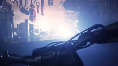 Otomobil tamirhanesinde kaynakçı. El kamerasıyla..