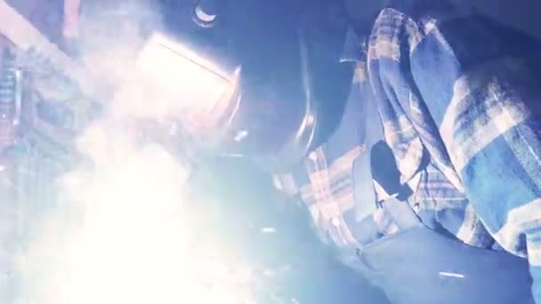 Detailní Záběry Svařovacího Muže Bezpečnostní Přilbě Ruční Snímek — Stock video