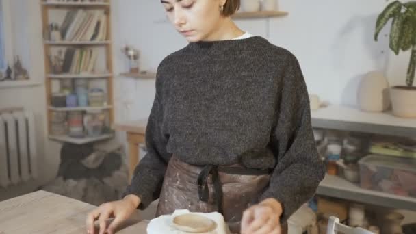 Керамічна Жінка Стоїть Біля Робочого Столу Створює Глиняну Чашку Ручний — стокове відео