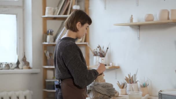 Potterry Kobieta Mieszając Glinę Wodzie Przygotowując Się Pracy Stojąc Przy — Wideo stockowe