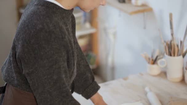Keramikkünstlerin Arbeitet Arbeitsplatz Mit Ton Erstellen Von Keramikrohlingen Konzentrieren Sie — Stockvideo