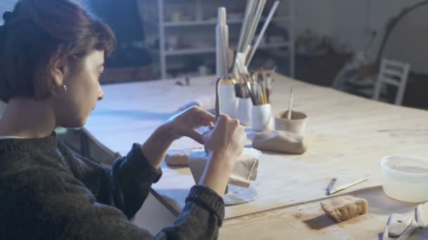 Жінка Кераміки Створює Глиняну Чашку Робота Майстерні Вечірній Час — стокове відео