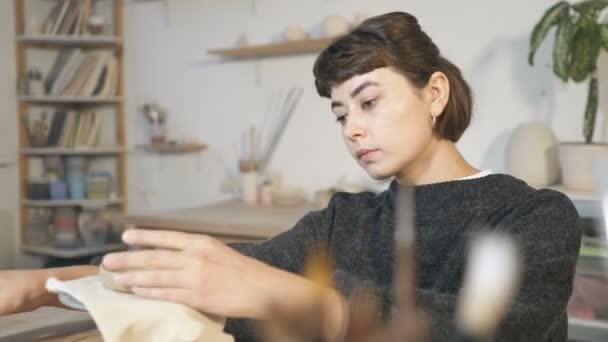 Portret Van Een Kunstenares Die Werkt Het Aardewerk Atelier Handschot — Stockvideo