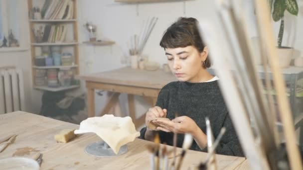 Junge Künstlerin Die Keramiktasse Aus Rohem Ton Herstellt Arbeit Der — Stockvideo