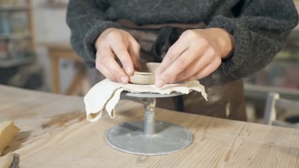 Nahaufnahme Von Weiblichen Händen Die Tonbecher Herstellen Zeitlupe — Stockvideo