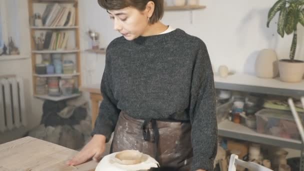 Mujer Haciendo Taza Barro Lento — Vídeos de Stock