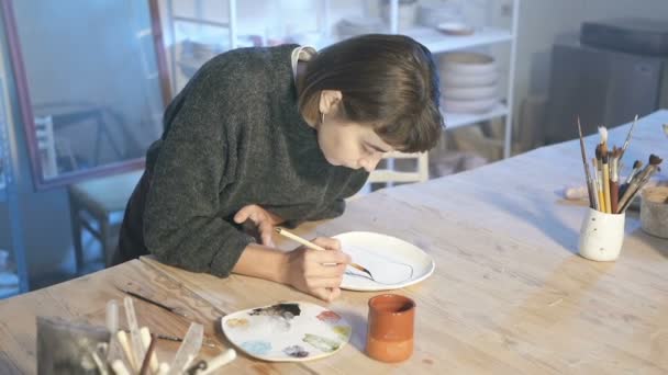 Jovem Artista Mulher Pintura Placa Cerâmica Branca Movimento Lento — Vídeo de Stock