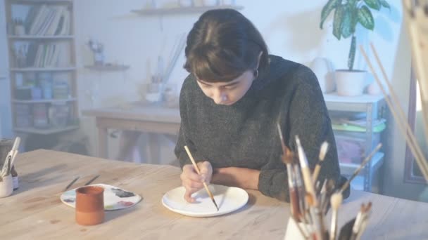 Mujer Joven Pintando Plato Cerámica Trabajando Taller Arte Alfarería Disparo — Vídeo de stock