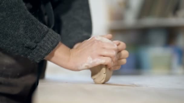 在工作台上用女性的手和粘土混合在一起的镜头 慢动作 — 图库视频影像