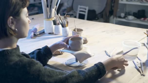 Kvinna Skapa Keramik Kopp Arbetar Keramik Verkstad Långsamma Rörelser — Stockvideo