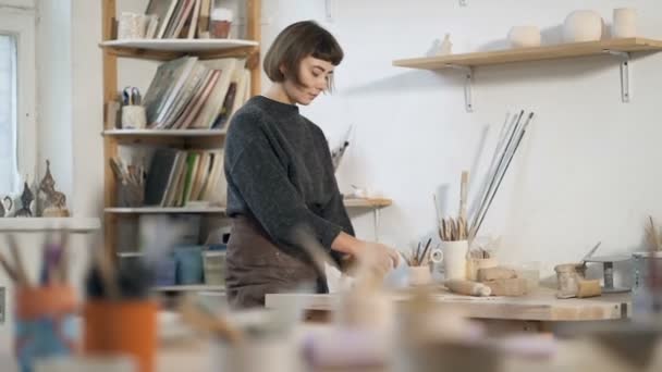 Joven Artista Mujer Que Trabaja Taller Cerámica Mezclando Trozo Arcilla — Vídeos de Stock