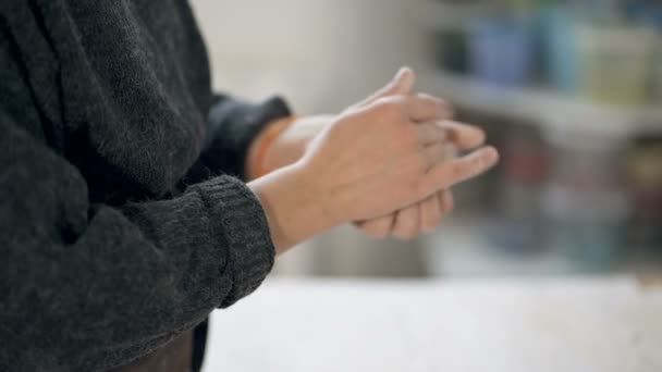 Çömlekçi Kadının Elindeki Kilden Bir Parçayı Karıştırdığı Görüntüleri Kapat Yavaş — Stok video