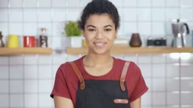 Çekici afro-amerikalı barista tezgahın yanında 