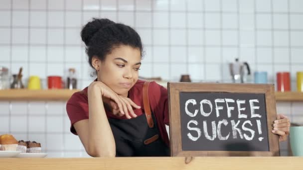 Olycklig Barista Håller Borad Med Tecken Kaffe Suger Sarkasm Ironisk — Stockvideo