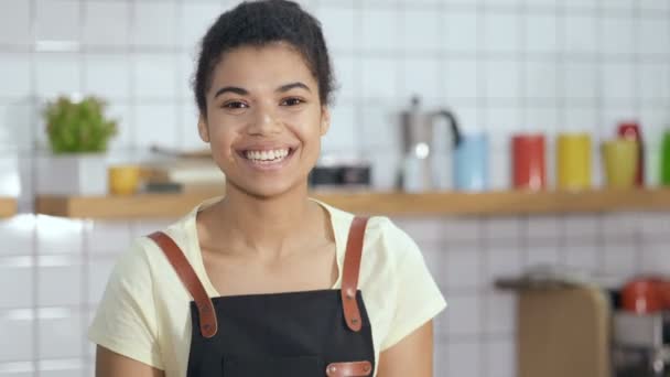 Portrait Young Afroamerican Woman Talking Customer Talking Barista Giving Cup — Stock Video