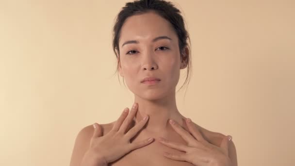 Portrait Belle Femme Asiatique Toucher Les Épaules Visage Par Les — Video