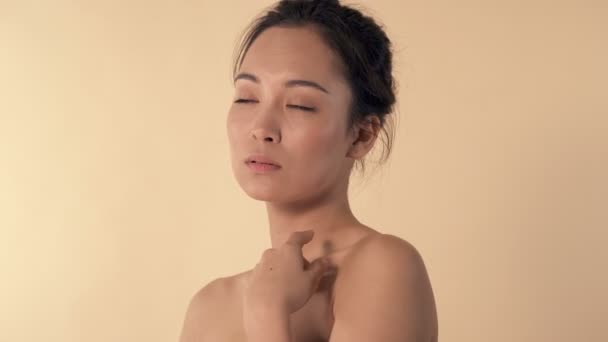Szépségportré Fiatal Ázsiai Modellről Megható Arc Kulcscsontok Kézzel — Stock videók