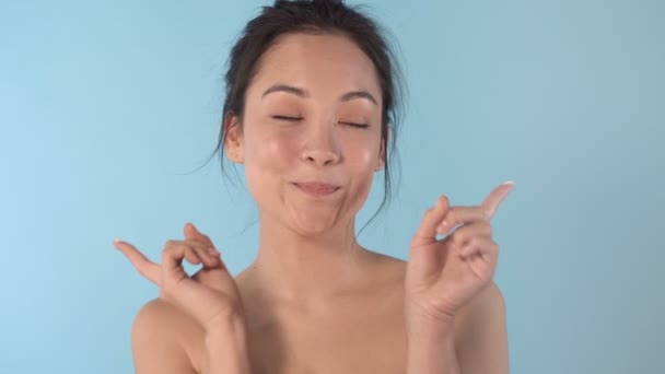 Mooi Aziatisch Model Dat Crème Wangen Aanbrengt Lachend Kijkend Naar — Stockvideo