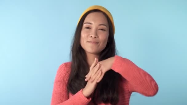 Tatlı Komik Görünümlü Asyalı Genç Model Dans Ediyor Mavi Arkaplan — Stok video
