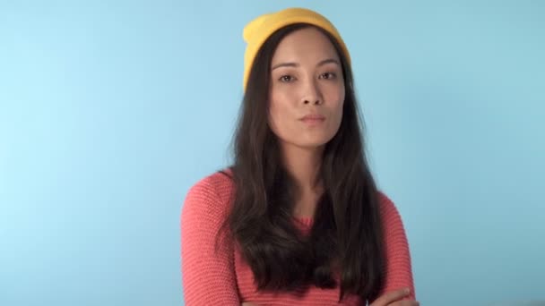負の感情を示す若いアジアの女性の肖像画 いいえ と言う 青の背景 — ストック動画