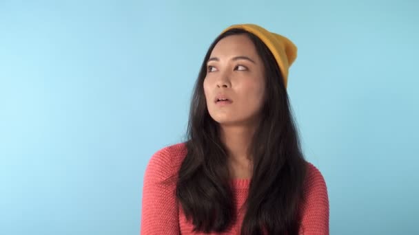 Retrato Una Mujer Joven Infeliz Aburrida Fondo Azul — Vídeos de Stock