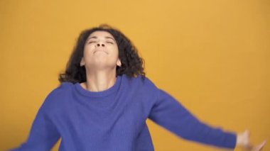 Dans eden kıvırcık saçlı kadının portresi. Yavaş çekim.