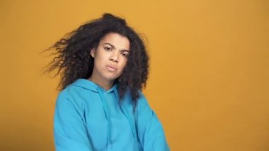 Ağır çekimde dans eden Afro-Amerikan kadınlarının vahşi duyguları. Sarı arkaplan.