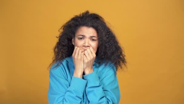 Retrato Mujer Afro Americana Infeliz Estresada Fondo Amarillo Lento — Vídeos de Stock