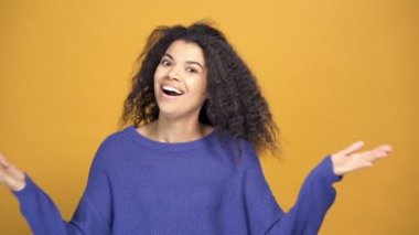 Afro-Amerikan kadın portresi şaşırmış, harika duygular gösteriyor. Yavaş çekim.