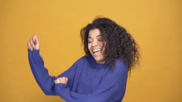 Glad Och Leende Afro Amerikansk Kvinna Som Dansar Långsamma Rörelser — Stockvideo