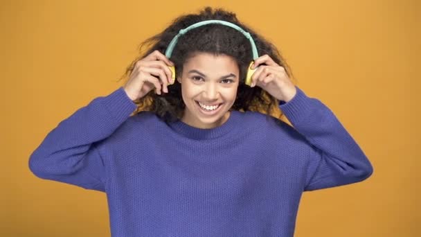 Mujer Afroamericana Sonriente Con Auriculares Mirando Cámara Lento — Vídeo de stock