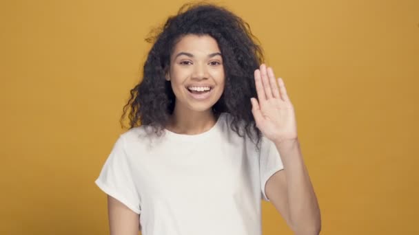 Portrét Afro Americké Ženy Ukazující Znamení Pozdravu Ručně Žluté Pozadí — Stock video